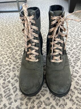 Sorel Women’s Olive Green Lace-Up Boots sz 8